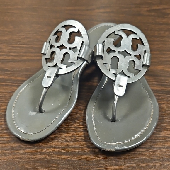 Tory Burch Miller Sandals Silver Metallic Logo Thong 9M - Picture 1 of 10